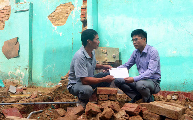 Phóng viên Báo NTNN/Dân Việt ủng hộ toàn bộ số tiền đoạt giải tác phẩm “Đập vỡ lòng người tan” xuất sắc nhất tháng viết về sự cố vỡ đập thủy lợi Đầm Hà Động (huyện Đầm Hà, Quảng Ninh) qua cuộc thi “Góc ảnh người đóng thuế” cho nhà dân ở huyện Đầm Hà bị lũ lớn do vỡ đập san bằng ngày 30.10.2014.