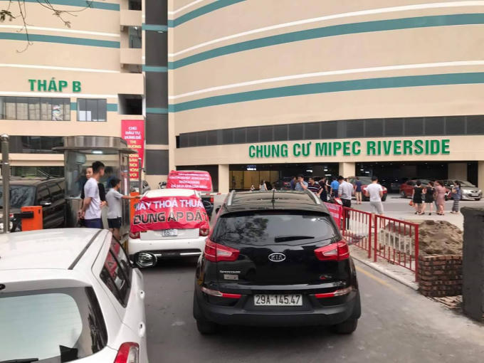 Hà Nội: Bức xúc vì phí dịch vụ quá cao cư dân tòa nhà Mipec Long Biên xuống đường phản đối