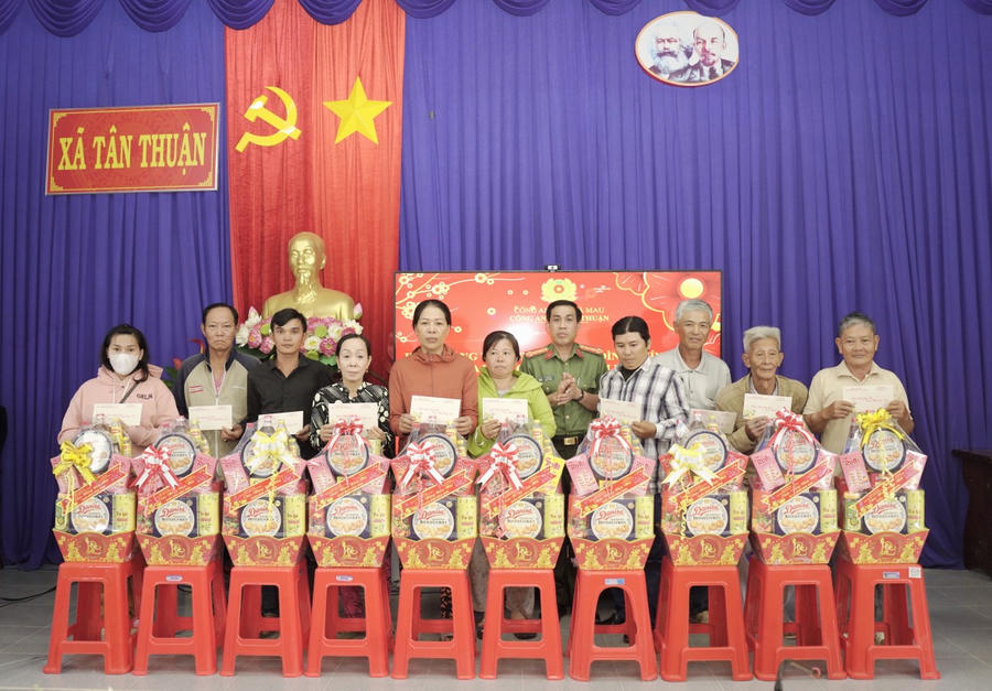 Đại tá Lê Tấn Vinh trao quà cho gia đình chính sách và các hộ dân có hoàn cảnh khó khăn tại xã Tân Thuận.