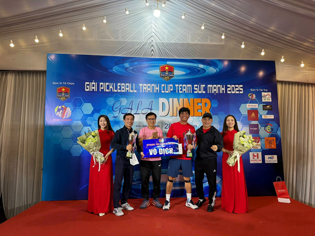 Cặp đôi Cường chớp - Tuấn thép nhập cúp vô địch và chụp ảnh lưu niệm cùng lãnh đạo Team Sức mạnh.