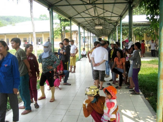 Gia đình các nạn nhân ở Trung tâm Y tế Nam Giang.