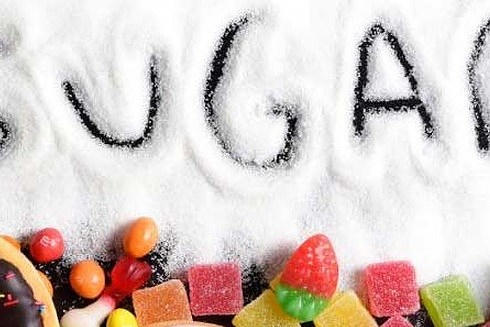 Ăn quá nhiều đường:Những đồ ngọt như kẹo, sôcôla, nước giải khát… có thể là một trong những nguyên nhân gây ung thư da. Ngoài mắc bệnh ung thư da, lượng đường dư thừa cũng có thể gây ra các biến chứng về sức khỏe khác như béo phì, tiểu đường, sâu răng, bệnh thận…