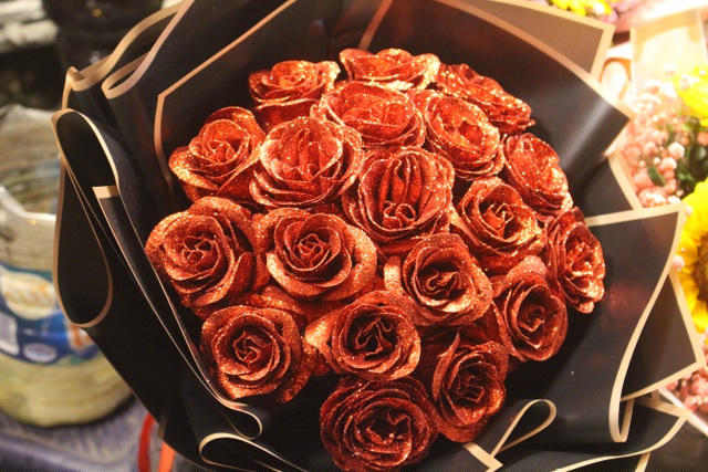 Ngoài hồng tươi, các hộp hồng sáp nhập ngoại thu hút được đông đảo khách mua hàng