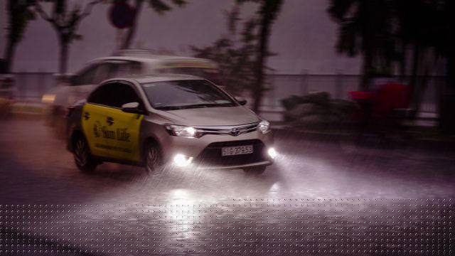 Sau giờ trưa, TPHCM xuất hiện cơn mưa nặng hạt