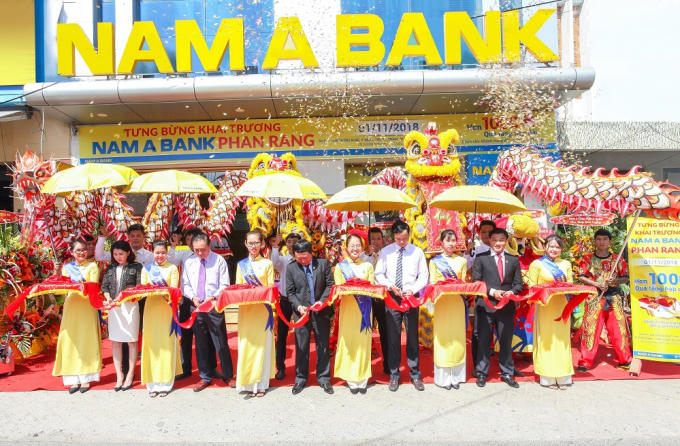 Các đại biểu cùng cắt băng khai trương, chính thức đưa vào hoạt động PGD Nam A Bank Phan Rang.