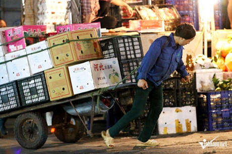 Khi không có ai hỗ trợ đẩy từ phía sau thì các nữ cửu vạn phải kéo với sức lực bỏ ra gấp nhiều lần bình thường.