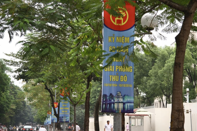 Pa – nô, áp phích với khẩu hiệu “ Kỷ niệm 62 năm giải phóng Thủ đô” được treo dọc các tuyến phố.