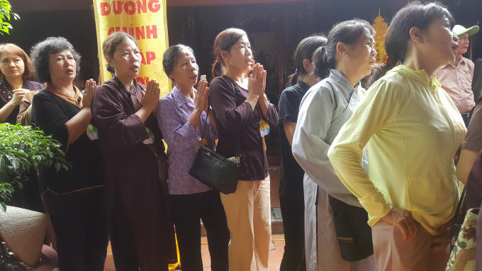 Các Phật tử xếp thành hàng ngay ngắn để vào làm nghi lễ tắm cho Phật.