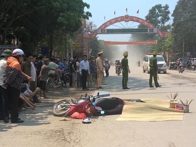 Hiện trường vụ tai nạn thương tâm. (Ảnh: D.Lê).