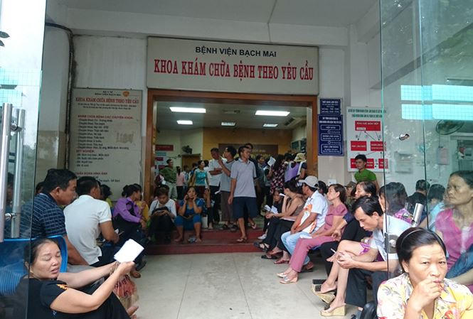 Người dân ngồi chờ đến lượt khám chữa bệnh tại Bệnh viện Bạch Mai, Hà Nội. Ảnh Như Ý.