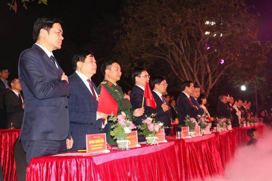 Các đại biểu tưởng niệm Chủ tịch Hồ Chí Minh.