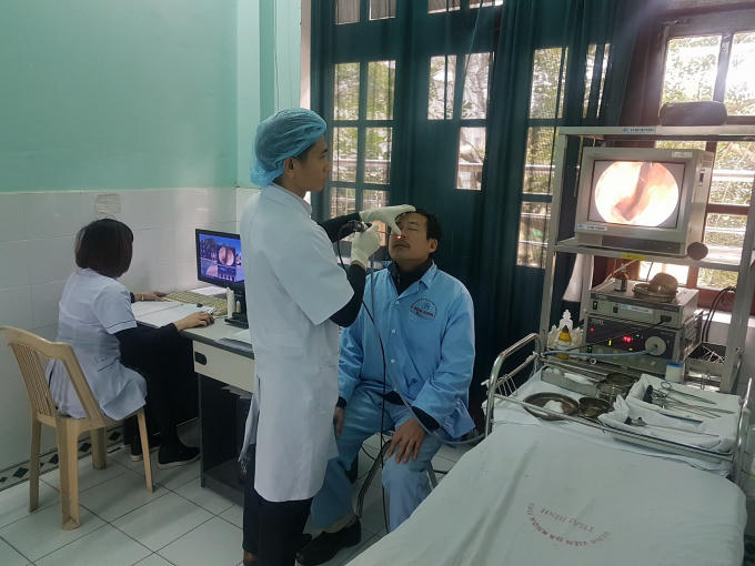 Hiện BS. Nghĩa đã được phẫu thuật nâng mũi và đang phải tập thở bằng miệng (suckhoedoisong.vn)
