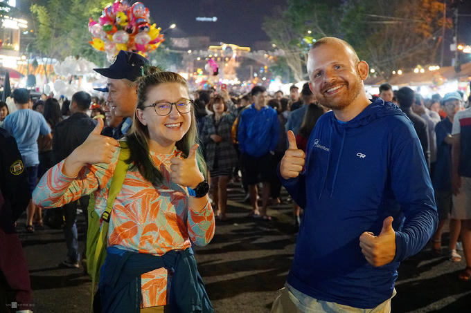 Tuy nhiên, không ít du khách vẫn háo hức với không khí ở chợ đêm. Nicole (bên trái) đến từ Mỹ cho biết, cô cảm thấy mọi thứ tại đây