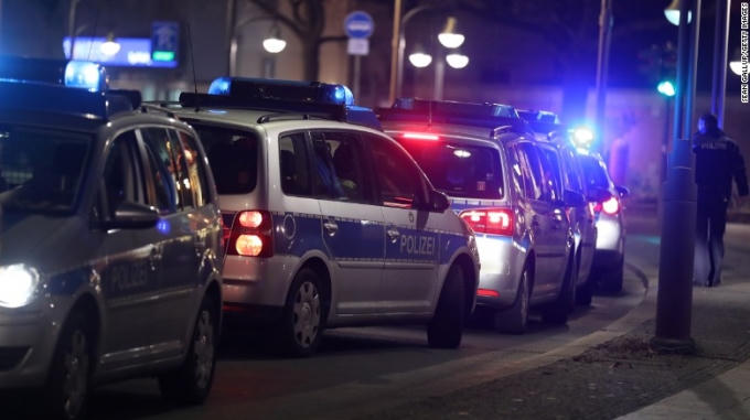 Được biết, vụ tấn công xảy ra vào khoảng 8h tối ngày 19/12 theo giờ địa phương khi mọi người đang mua sắm và tham quan tại một khu chợ đông đúc ở nằm ở Breitscheidplatz, gần Kurfuerstendamm, phía tây Berlin. (Ảnh: CNN)