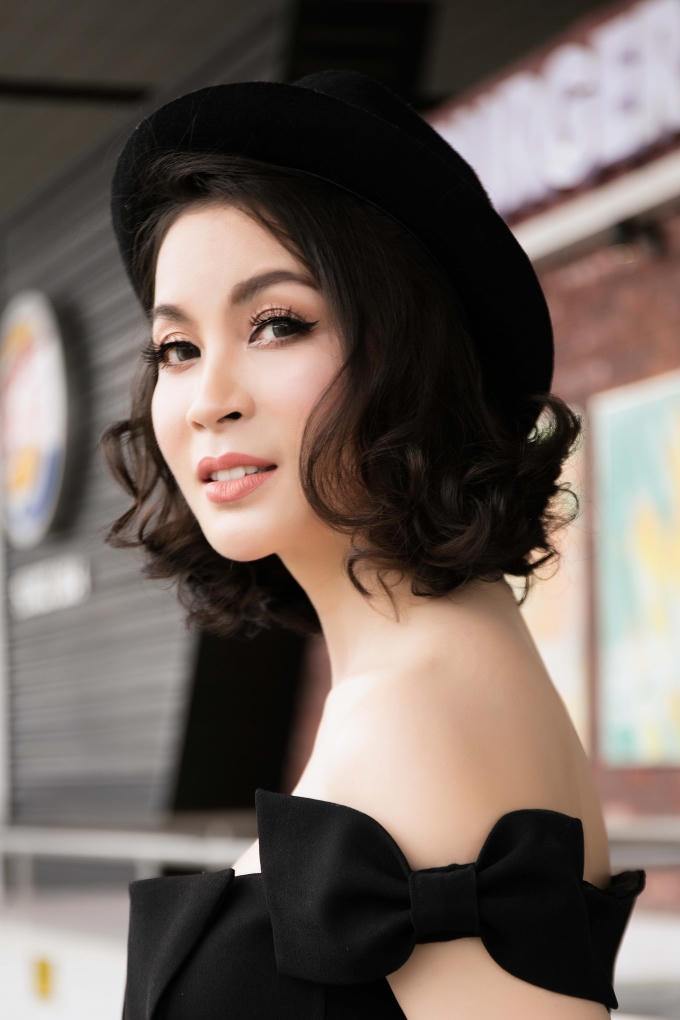 Diện đồ chất lừ, MC Thanh Mai trẻ trung như mới đ&ocirc;i mươi tại s&acirc;n bay