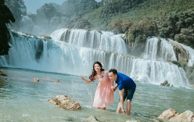 Đẹp lung linh với bộ ảnh cưới tại Th&aacute;c Bản Giốc của cặp uy&ecirc;n ương người T&agrave;y