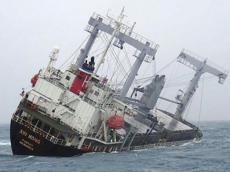 Tàu Xin Hong bị nghiêng trước khi chìm hẳn. Ảnh: BPN