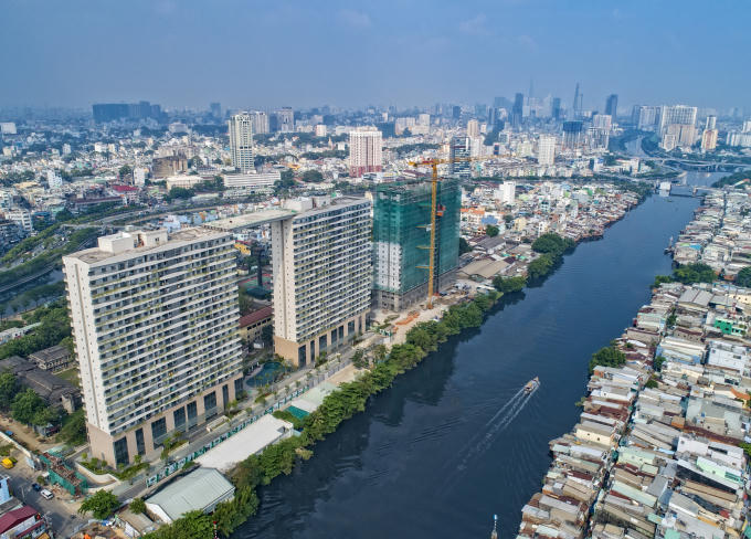 Hàng nghìn công nhân đang khẩn trương hoàn thành những sàn cuối của dự án.