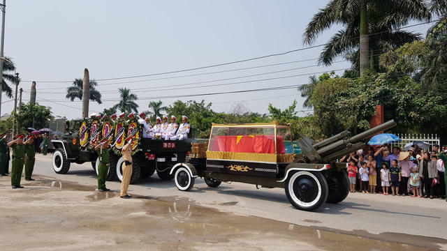 Đoàn xe chở linh cữu nguyên Tổng Bí thư Đỗ Mười về đến quê nhà ông ở xã Đông Mỹ, huyện Thanh Trì (Ảnh: Dân trí)