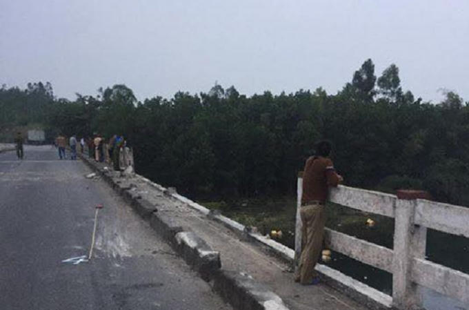 Hơn chục mét lan can cầu Pạt Cạp bị "húc" gãy đổ.