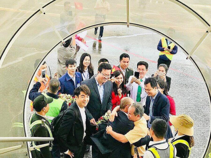 Một ngày sau chức vô địch, ông Park Hang-seo vào Đà Nẵng dự lễ hội cùng bầu Đức và hai ông đã gặp gỡ, ôm nhau ngay chân cầu thang máy bay. Ảnh: CCT