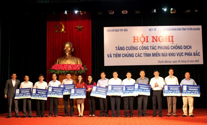 GS.TS Nguyễn Thanh Long - Thứ trưởng Bộ Y tế và ông Nguyễn Hồng Sinh – Giám đốc Kinh doanh toàn quốc Vinamilktrao tặng bảng tượng trưng 1 tỷ đồng/1 tỉnh cho học sinh của các tỉnh khó khăn nhất Việt Nam tại khu vực Tây Bắc gồm Tuyên Quang, Lai Châu, Hà Giang, Điện Biên, Sơn La, Lào Cai, Cao Bằng, Hòa Bình, Bắc Kạn, Lạng Sơn, Yên Bái.. trong chương trình sữa học đường năm học 2016.