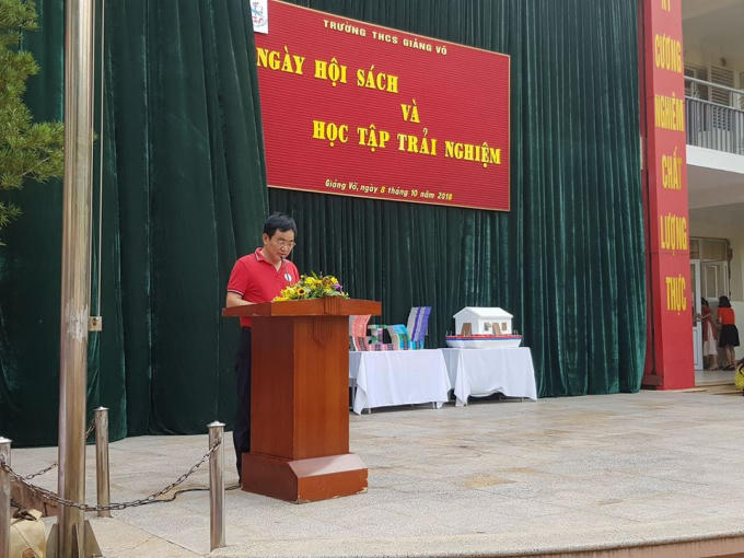 Thày giáo Đoàn Công Thạo - Hiệu trưởng nhà trường phát biểu tại buổi lễ.