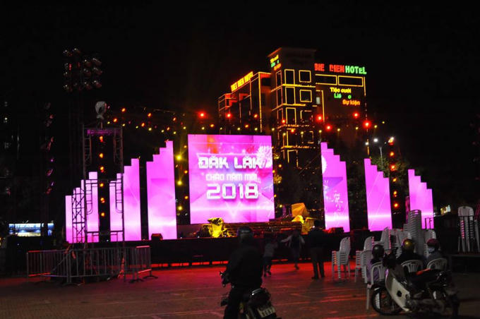 Sự chuẩn bị của ban tổ chức Lễ hội đếm ngược (Countdown Party) với chủ đề “Đắk Lắk - Chào năm mới 2018 tại Quảng trường 10/3. Ảnh: FB Diễn Đàn Tây Nguyên