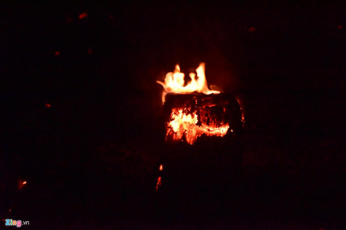 Tuy nhiên, ở nhiều điểm đám cháy vẫn còn âm ỉ nên lực lượng phòng cháy chữa cháy vẫn phải tiếp tục phun nước để làm mát. 