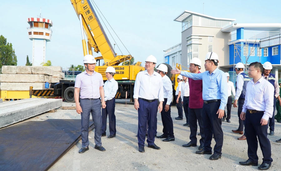 Ông Nguyễn Hồ Hải - Bí thư Tỉnh ủy và ông Lữ Quang Ngời - Phó Bí thư Tỉnh ủy, Chủ tịch UBND tỉnh - kiểm tra tiến độ thi công Dự án mở rộng, nâng cấp Cảng hàng không Cà Mau.