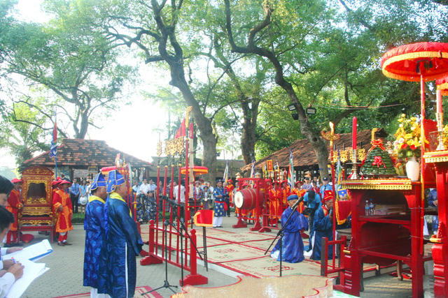 Trước khi đoàn rước bắt đầu, tại Công viên Tứ Tượng đã diễn ra Lễ Tế tổ bách nghệ.