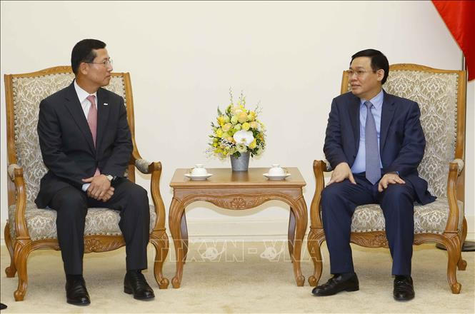 Phó Thủ tướng Vương Đình Huệ tiếp ông Lim Young-jin, Chủ tịch kiểm Tổng Giám đốc Công ty thẻ Shinhan (Hàn Quốc). Ảnh: Doãn Tấn/TTXVN