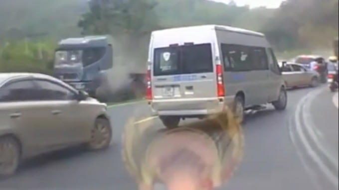 Vụ tai nan giao thông xảy ra trên dốc Cún, Hòa Bình dịp nghỉ lễ.