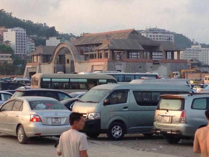 Bãi đỗ xe chất cứng, quá tải.