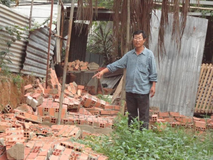 Không lập biên bản, không có quyết định cưỡng chế, nhưng các cán bộ TTĐT phường Long Bình vẫn phá hủy toàn bộ bức tường rào.