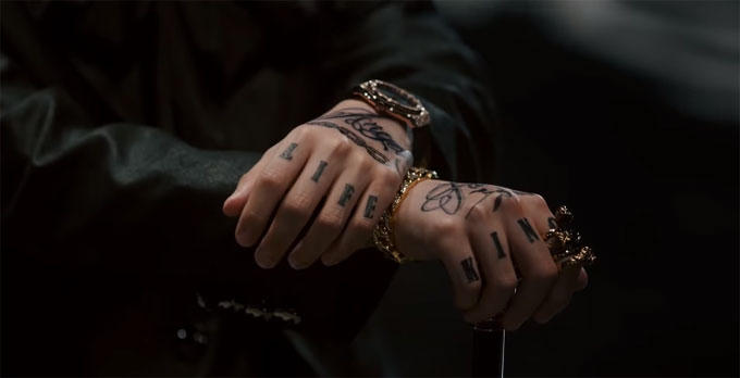 Ngoài ra, nam ca sĩ cũng rất chú trọng đến phụ kiện đi kèm mỗi set đồ. Những item này đều đến từ các thương hiệu lừng danh như Versace, Alexander McQueen...