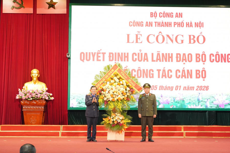 Ông Nguyễn Thanh Sơn, Phó Viện trưởng Viện Kiểm sát nhân thành phố Hà Nội tặng hoa chúc mừng Đại tá Nguyễn Tiến Đạt.
