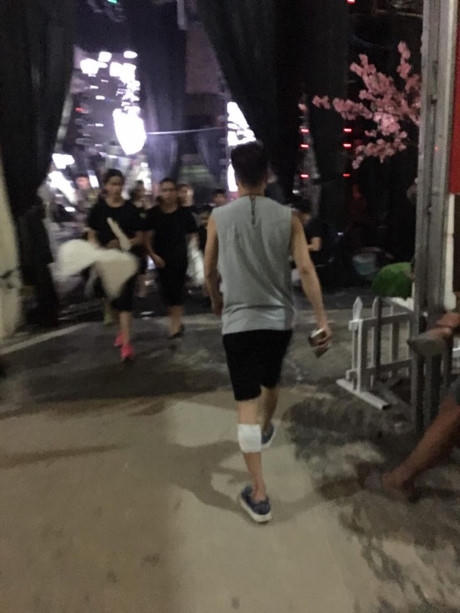 Anh quay lại nhà hát Hòa Bình để luyện tập.