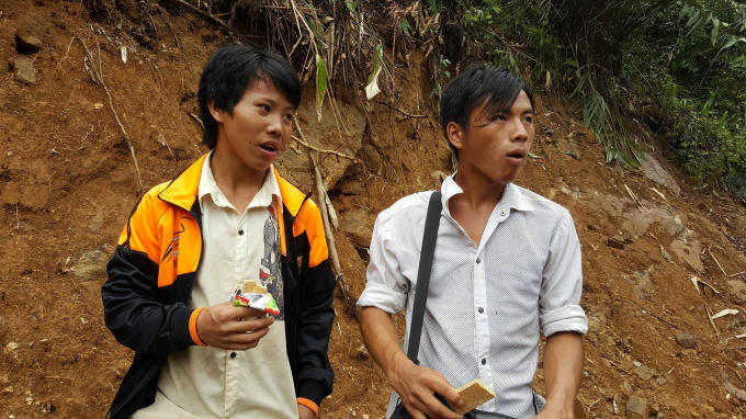 Những phu vàng chỉ 12 đến 17 tuổi ăn ngồm ngoàm sau hơn 2 ngày nhịn đói, uống nước suối