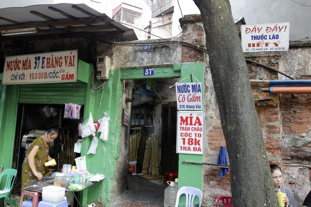 Trên phố Hàng Vải.