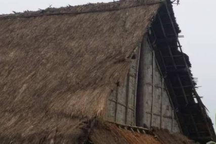 Mái nhà đang bị xuống cấp nghiêm trọng.