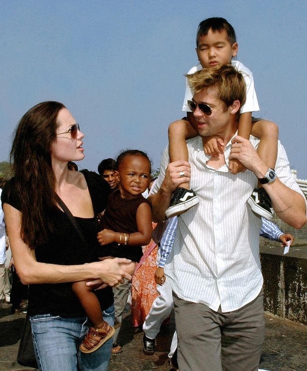 Tháng 10/2005, Brad Pitt nhận hai con nuôi của Angelina Jolie làm con của mình. Maddox và Zahara chính thức đổi từ họ Jolie sang Jolie-Pitt.