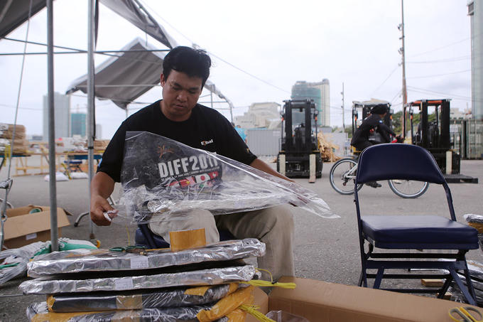 Các nhân viên của hai đội đang hoàn tất các công việc trước