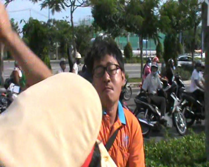 Và còn tấn công vị trung tá CSGT.