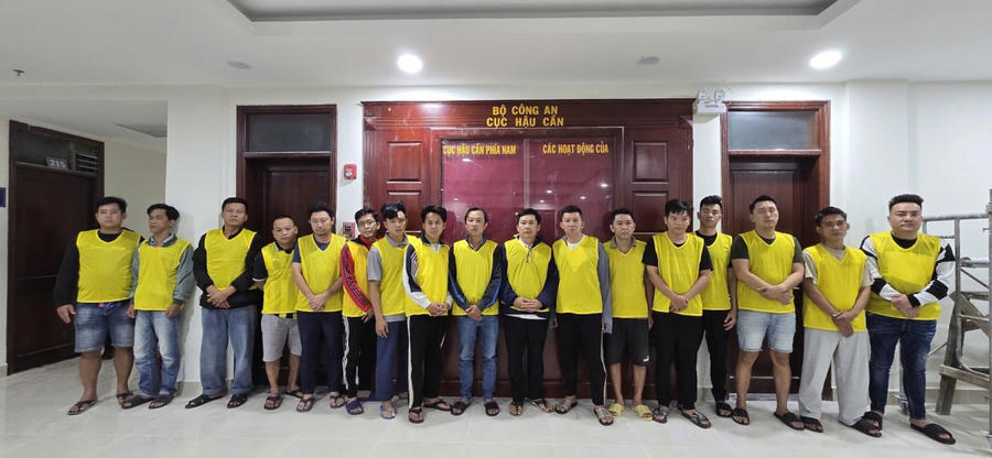 Các đối tượng tại cơ quan Công an.
