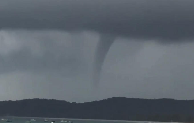 Vồi rồng khổng lồ xuất hiện kèm theo mưa lớn tại đảo Cô Tô.