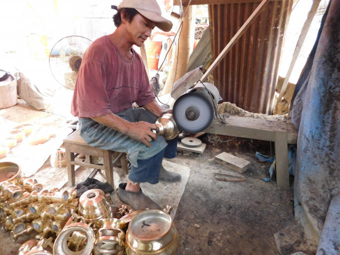 Công đoạn cuối cùng để hoàn thiện một sản phẩm đồng đúc.