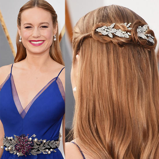 BRIE LARSON - TRANG SỨC NIWAKA  Nữ diễn viên chính xuất sắc nhất Oscar 2016 - Brie Larson - thể hiện tài năng và sự độc đáo của mình khi chỉ chọn đôi bông tai dạng nút bằng ngọc trai khảm kim cương tối giản để hướng sự trầm trồ vào chiếc kẹp tóc độc đáo và phần phụ kiện trang sức đính trên chiếc váy màu lam của Guccci. Thương hiệu trang sức cô chọn là Niwaka - một thương hiệu trang sức nổi tiếng Nhật Bản 13.