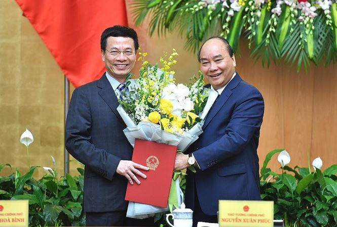 Thủ tướng trao quyết định của Chủ tịch nước về việc bổ nhiệm chức vụ Bộ trưởng Thông tin và Truyền thông đối với ông Nguyễn Mạnh Hùng. (Ảnh: N.H/Tiền Phong).