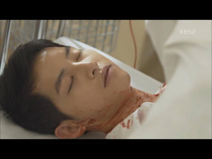 Hậu duệ mặt trời tập 14: Mỹ nam Song Joong Ki bị bạn gái mắng té tát vì lao đầu vào nguy hiểm